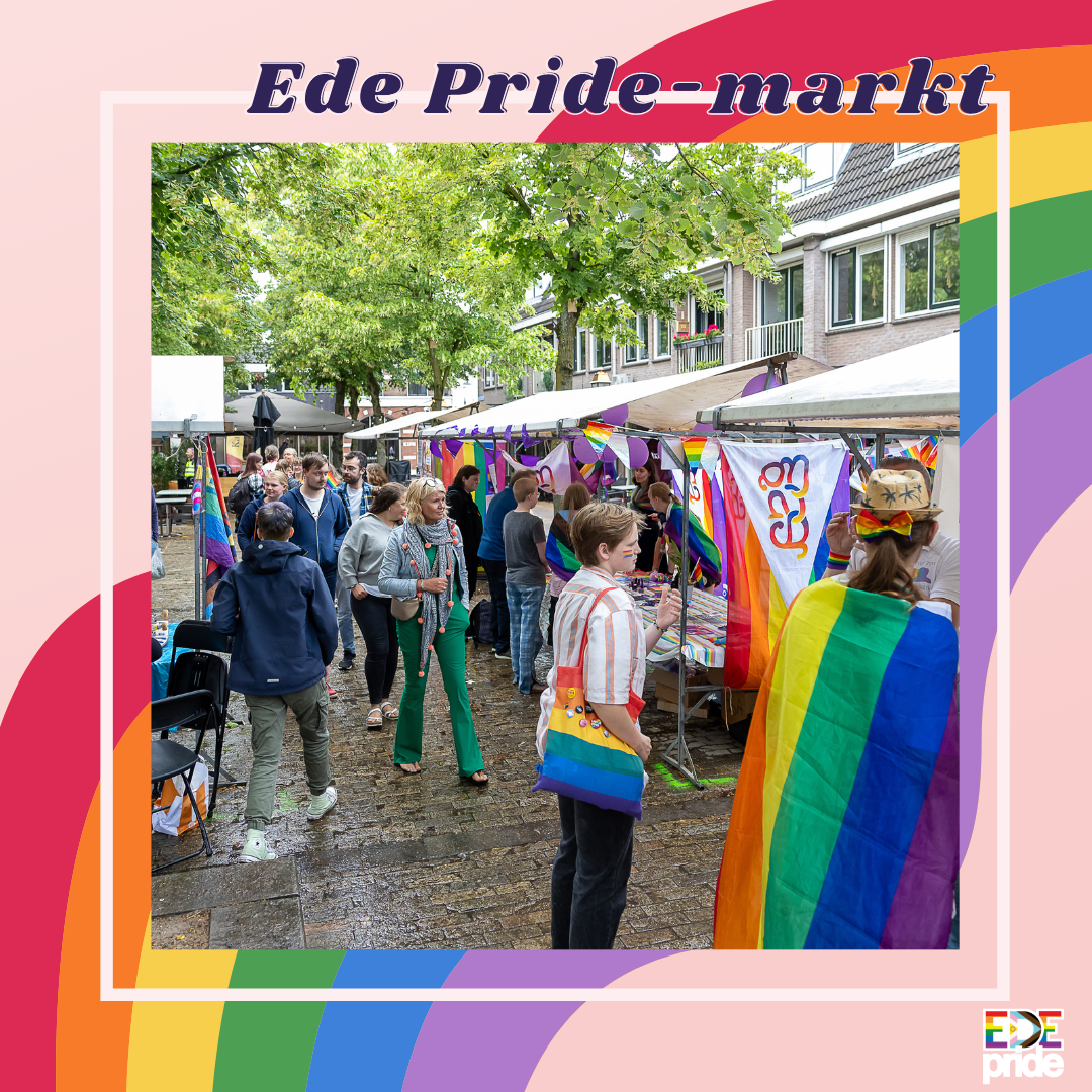 Een foto van de infomarkt tijdens Ede Pride 2023. Op de foto is een aantal met regenboogdecoratie versierde marktkramen te zien.