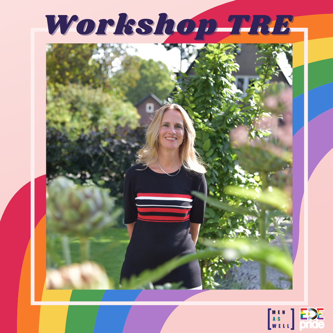 foto van een witte vrouw met blond lang haar en een zwarte, aansluitende jurk met rode en witte strepen. Ze lacht in de camera en om haar heen staan verschillende bomen en struiken. Boven haar staat in paarse letters de tekst 'Workshop TRE'.